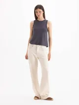 Musculosa negra de algodón Pima, con escote redondo y calce relajado.