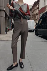Pantalón tobillero de tiro alto con diseño de cuadros, costuras marcadas en el delantero y espalda, bolsillos laterales de vivo y cierre frontal con cremallera, botón interior y gancho metálico.