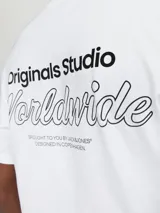 Remera de manga corta y cuello redondo con fit relaxed, color blanco, con pequeño estampado tipográfico en el pecho.