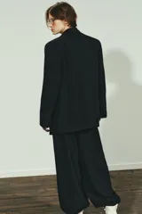 Blazer de corte sastre con estampado de raya diplomática, cuello con solapa de muesca, hombreras, cierre frontal de un botón y bolsillos delanteros con solapa.