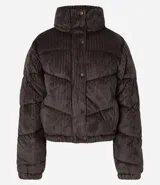 Campera puffer de mujer con diseño acolchado y textura acanalada tipo cotelé. Presenta cuello alto, cierre frontal con botones a presión y puños elásticos.