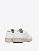 Zapatillas Veja V-10 blancas con logo en forma de V en color gris claro y suela color crema.