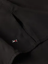 Blusa negra de Tommy Hilfiger con corte regular, cuello en V y mangas cortas.