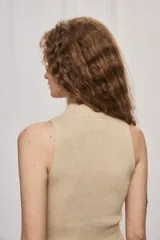 Top negro de tejido de punto acanalado, sin mangas, con cuello alto y silueta ajustada al cuerpo, con un sutil acabado brillante.