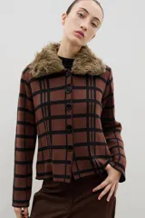 Saco de punto con diseño a cuadros en tonos marrón y negro, con cuello de pelo sintético desmontable y cierre frontal con botones.