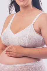 Bralette maternal de encaje blanco, sin aros, con copas forradas en algodón y clip de apertura frontal en los breteles para facilitar la lactancia.