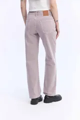 Jean straight de tiro alto y piernas rectas, con efecto lavado y acabado vintage.