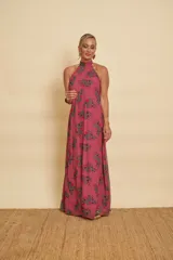 Vestido largo sin mangas, de color rosado con estampado geométrico de rombos multicolores, cuello alto y diseño fluido.