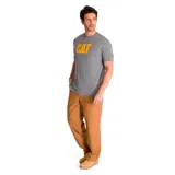 Remera de manga corta color gris jaspeado con logo de la marca CAT estampado en color amarillo en el pecho.