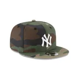 Gorra New Era 9FIFTY de los New York Yankees con estampado de camuflaje en tonos verde, marrón y negro. Logotipo de los Yankees bordado en blanco en el frente.