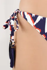 Calzón de bikini con tiras laterales ajustables y diseño estampado en tonos azul marino, blanco y rojo, decorado con borlas colgantes en los cordones.