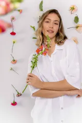 Vestido camisero blanco de lino con mangas 3/4 y cuello camisero.