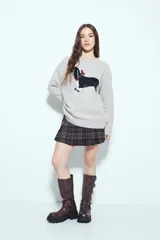 Sweater de punto color gris melange con diseño tejido de un perro salchicha en el frente. Presenta cuello redondo, mangas largas y un corte relajado.