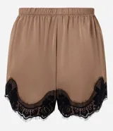 Short de satén color beige con acabado brillante, corte holgado, cintura elástica y detalle de encaje floral negro en el bajo.