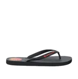 Ojotas Rip Curl color negro con tiras de dedo que presentan el logotipo de la marca en rojo. Incluye un detalle circular estampado en la parte trasera de la plantilla.