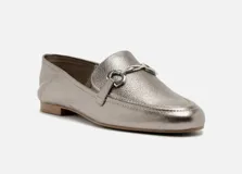 Mocasín de cuero negro con detalle de hebilla dorada.