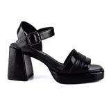 Sandalia de vestir Korium Modena color beige, con plataforma y taco cuadrado alto.