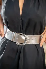 Cinto ancho color plateado, confeccionado en cuero vacuno, con hebilla forrada trenzada. Hecho a mano en Uruguay.