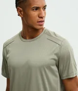 Remera deportiva de manga corta y cuello redondo, color celeste, con tecnología dry y detalles reflectantes en los hombros.