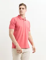 Remera azul con cuello polo y tapeta de dos botones.