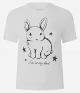 Remera de algodón con cuello redondo y manga corta, con estampa frontal de un conejo y estrellas acompañada de la frase 'I'm at my limit'.