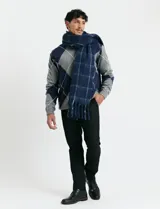 Sweater de punto con diseño de rombos en gris y azul marino, escote redondo a la base, manga larga y terminaciones en punto acanalado en cuello, puños y ruedo.