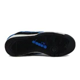 Championes Diadora Winner de diseño retro, combinando blanco, negro y detalles en azul. Presentan capellada de cuero sintético con perforaciones para mayor ventilación, cordones blancos y suela de goma estructurada.