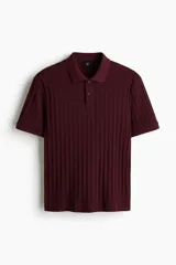 Remera polo de punto texturizado color bordó, de manga corta, con cuello y tapeta de dos botones. Corte ajustado slim fit.