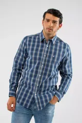 Camisa de manga larga con diseño de cuadros en tonos azules, blancos y negros. Presenta cuello clásico, cierre frontal con botones y logo bordado en el pecho. Corte semi slim.