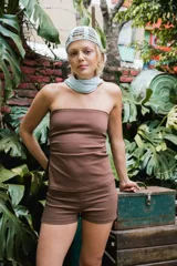 Top strapless color marrón, de corte recto y ajustado al cuerpo.