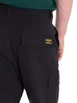 Pantalon cargo de corte recto, color negro, con bolsillos laterales tipo cargo con solapa y bolsillos traseros. Cuenta con cierre de cremallera y etiqueta de la marca en el bolsillo posterior.