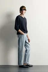 Jeans regular fit confeccionados en denim de algodón celeste con efecto lavado, de cinco bolsillos y cierre frontal con cremallera y botón.