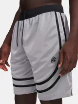 Short de básquetbol Under Armour modelo Curry, confeccionado en tejido de malla transpirable color gris con detalles en negro. Presenta cintura elástica acanalada, bolsillos laterales y aberturas en el bajo.