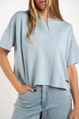 Remera celeste de viscosa y elastano, de corte holgado y mangas cortas con dobladillo.