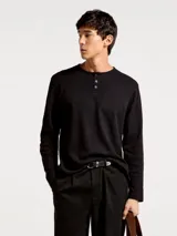 Camiseta térmica de manga larga con cuello redondo y cierre frontal de tres botones, confeccionada en tejido de punto con textura acanalada.