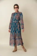 Vestido midi plisado de gasa estampada en tonos violeta y naranja, con lazo en el cuello y en la cintura.