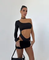 Body negro de lycra con corte asimétrico, una manga larga y falda corta.