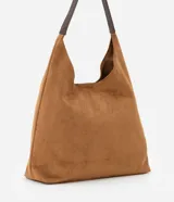 Cartera tipo hobo de gran tamaño confeccionada en material sintético efecto gamuza color tostado. Presenta una estructura flexible, asa única en tono contrastante y cierre mediante botón a presión.