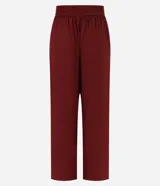 Pantalón de corte recto confeccionado en mezcla de viscosa y lino. Presenta cintura elástica con cordón ajustable y bolsillos laterales.