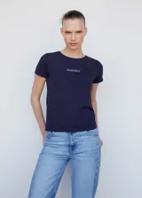 Camiseta de algodón de corte recto, con cuello redondo y manga corta. Presenta el logo de la marca estampado en el pecho.