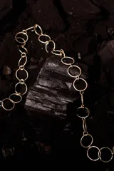 Collar de plata 925 con eslabones circulares unidos entre sí. Tiene cierre de gancho y largo regulable.