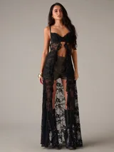 Top de encaje negro con diseño de bralette y una capa larga transparente con volados en el frente.