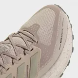 Championes de running Adidas Ultrarun 5 TR, color marrón con detalles en verde lima y suela adherente.
