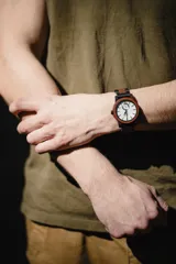 Reloj Chenaut Perle d’Ébène con caja de madera de sándalo rojo, esfera blanca perlada con manecillas azules y malla de madera de ébano.