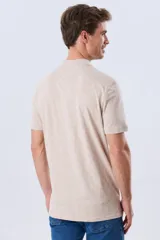 Remera polo de manga corta en color azul marino, con estampado sutil de pequeños motivos geométricos, cuello camisero y cartera con tres botones.