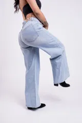 Pantalón de jean celeste claro, de tiro bajo y corte wide leg.
