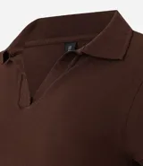 Blusa de algodón color marrón, con cuello polo, escote en V y manga corta. Diseño ajustado al cuerpo.