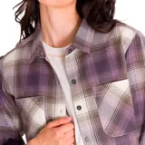 Camisa de franela a cuadros en tonos lila, gris y blanco, de corte relajado, manga larga y bolsillo en el pecho. Presenta etiqueta con el logo de CAT en la costura lateral izquierda, botones de metal en el centro delantero y en los puños, y dobladillo de camisa.