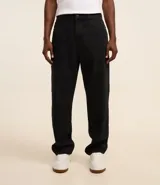 Pantalón baggy jeans color negro, con cierre de botón y cremallera, y bolsillos. Confeccionado en tejido de jean 100% algodón.