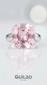 Anillo de plata con un cristal cuadrado de color rosa facetado en el centro.